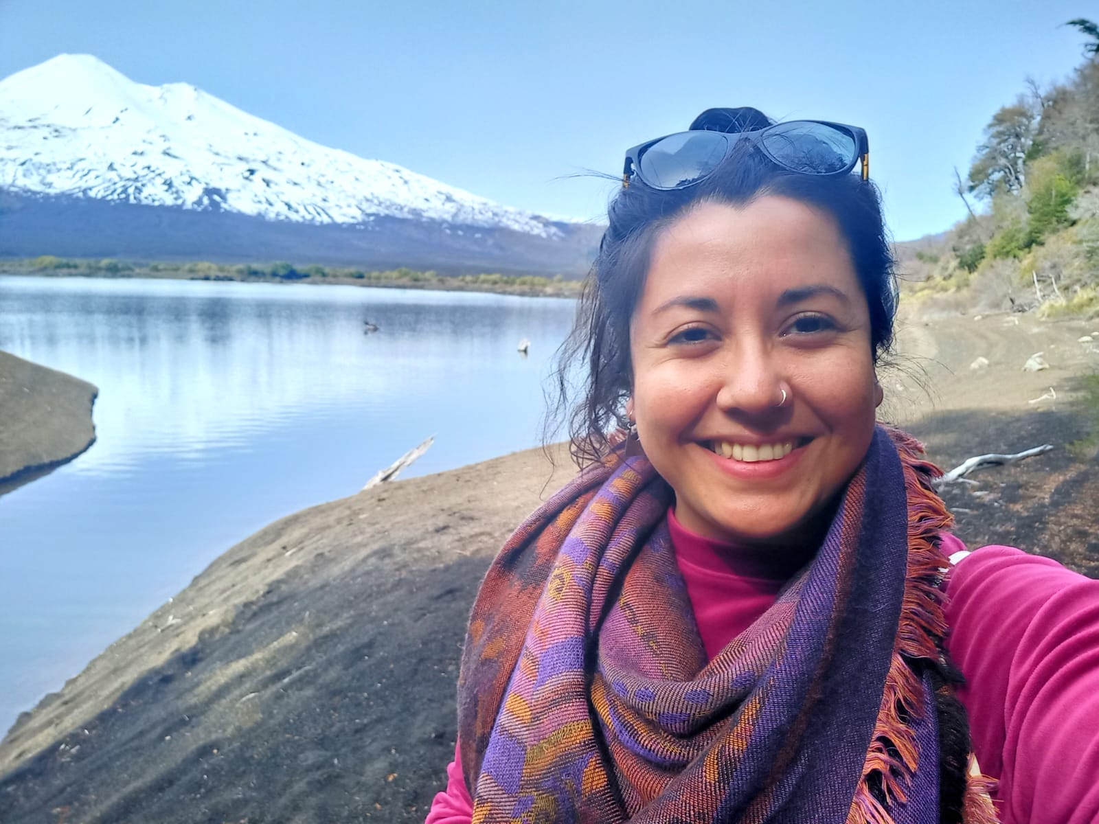 Constanza González-Véliz junto a un lago y un volcán